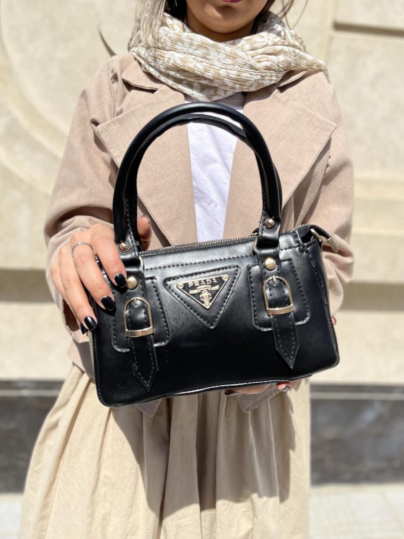 کیف دوشی و دستی زنانه پاسپورتی مشکی رنگ