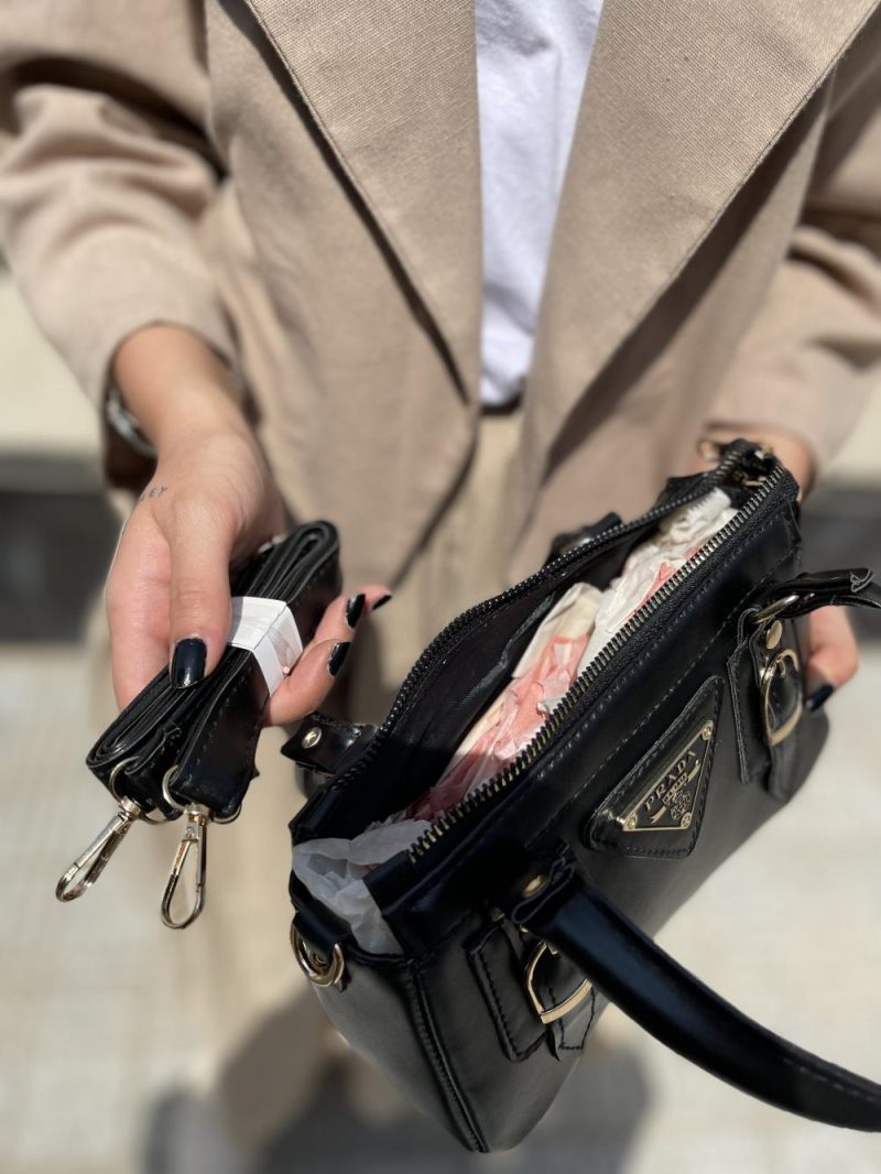 کیف دوشی و دستی زنانه پاسپورتی مشکی رنگ