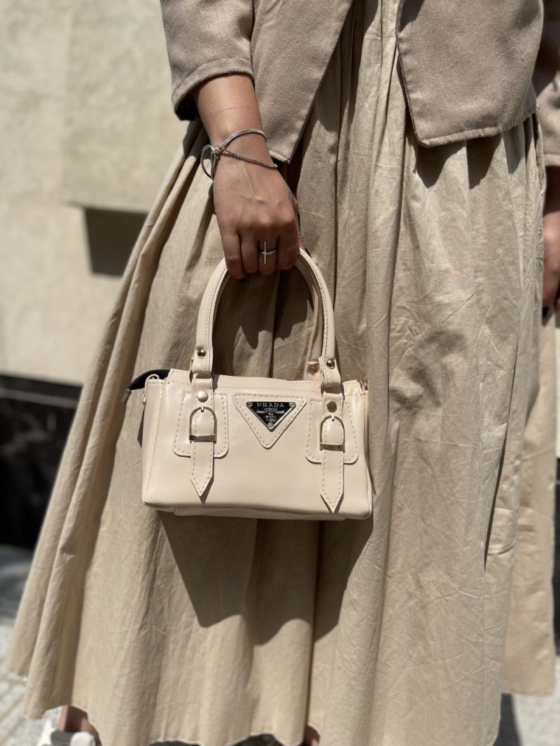 کیف دوشی و دستی زنانه پاسپورتی کرم رنگ