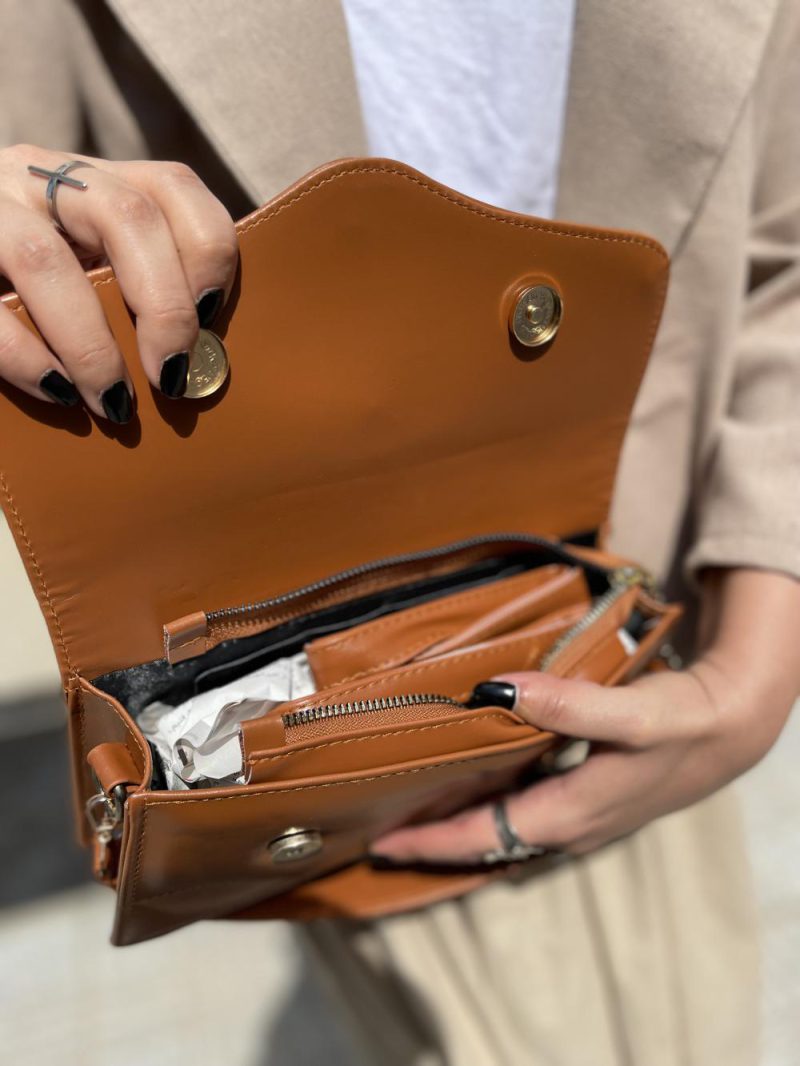 کیف دوشی و دستی پاسپورتی زنانه رنگ قهوه ای