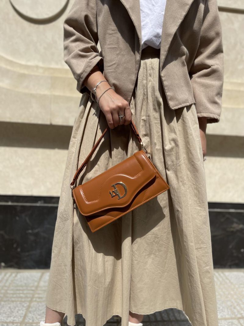 کیف دوشی و دستی پاسپورتی زنانه رنگ قهوه ای