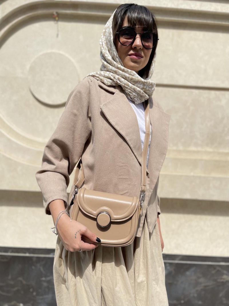 کیف دوشی پاسپورتی زنانه رنگ کرم