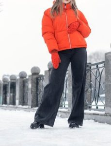 استایل شلوار بوت کات با کاپشن