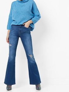 استایل شلوار بوتکات زنانه با لباس بافت