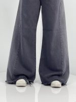 شلوار جین زنانه شافل بگ زغالی با سنگشور صدفی از بغل