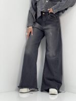 شلوار جین زنانه شافل بگ زغالی با سنگشور صدفی از بغل