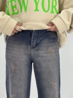 شلوار جین زنانه نیم بگ آبی تیره با سنگشور کرم