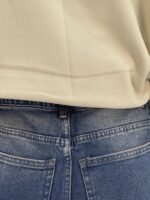 شلوار جین زنانه نیم بگ آبی تیره با سنگشور کرم